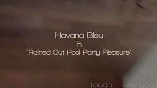 Havana Bleu várja a gigantikus pélót