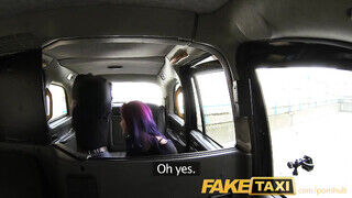 Rocker szuka hátsó bejáratba baszva a taxiban