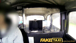 Lucia cidázza a taxis farkát