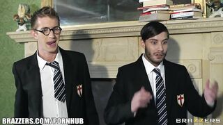 Tarra White a bombázó sulis repedtsarkú