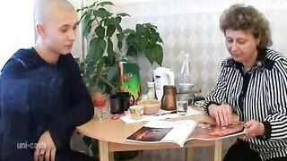 Magányos háziasszony és a tinédzser manus