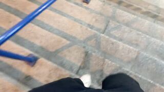 Tinédzser csajszika pénzért szop az utcán