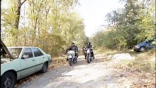 Világos Szőke ribancot dugnak meg a motoros pasik
