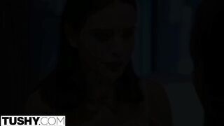 Lana Rhoades popóját egy barna pasi kufircolja
