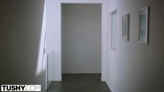 Karla Kush segge befogadja a brét