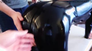 Latex ruhás anyukát análba dugnak
