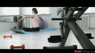 Jogázó zsenge pipit baszik popó lyukba az edő