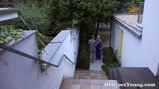 Fater lerendezi a fiatal nőcit