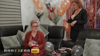 Brazzers - Sara Jay és Sally D'Angelo édeshármasban hancuroznak