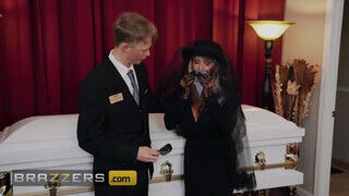 Brazzers - Sally Dangelo a ravatalon kupakol