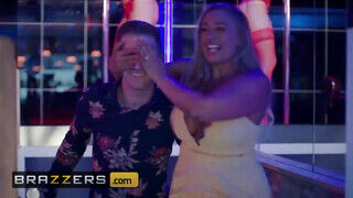 Brazzers - Blanche Bradburry kedveli a méretes farkat