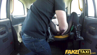 Fake Taxi - Rövid hajú szöszi a hátsó ülésen kamatyol