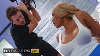 Brazzers - Moriah Mills a méretes picsájú néger csajszika