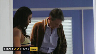 Brazzers - Danni Rivers idősebb csávóval kufircol