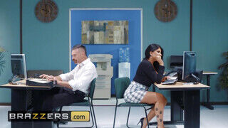Brazzers - A szexy Romi Rain az irodában reszel