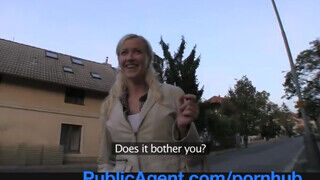 PublicAgent - Vicktoria Redd a kocsiban dug