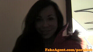 FakeAgent - műcsöcsös csajszi szívesen lovagol