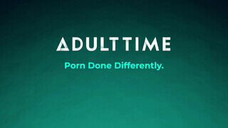 ADULT TIME - kopasz csoki gádzsi kinyalja a csaját