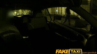 FakeTaxi - Olasz maca a taxiban baszik