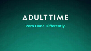 ADULT TIME - méretes kannás világos szőke gigantikus kannás barnával ollózik és kúrel