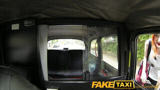 FakeTaxi bájos vörös gádzsi extra kannákkal
