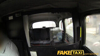 FakeTaxi csoportos szex négy személlyel