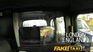 FakeTaxi világos szőke pipit nem nagyon zavarja az idősebb fütykös