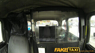 FakeTaxi kanos spinét meglepetés éri a hátsó ülésen