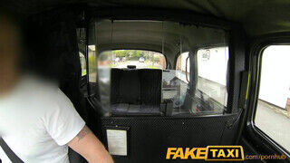FakeTaxi 26 éves csajszinak nem elég a hatalmas kukac