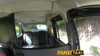 FakeTaxi kolumbiai pár egymásnak esik a hátsó ülésen