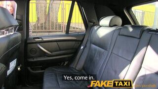 FakeTaxi szexy gádzsi csattogó csöcsökkel