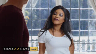 Brazzers - Kiki Minaj élvezi a hatalmas méretet