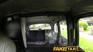 FakeTaxi vörös hajú nőci idősebb faszra bukik
