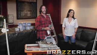 Brazzers - Angela White ánuszát a melós dugja