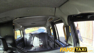 FakeTaxi Valentina Bianco herégi kefélve popsiba