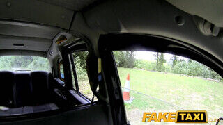 FakeTaxi még a sofőr fenekét is kinyalja a nőci