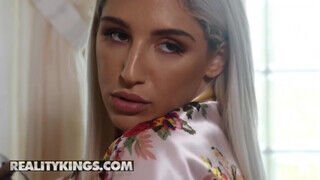 Reality Kings - Abella Danger fürdés után megbaszva