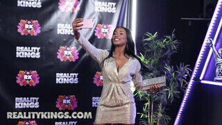 Reality Kings - Jenna Fox és a lógós gigászi csöcsei