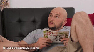 RealityKings - Stella Raee a fullos kitetovált zsenge