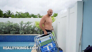 Reality Kings – Yum Thee Boss a gigantikus kannás barna milf