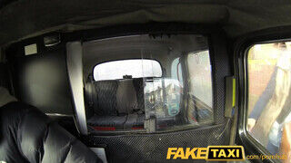 FakeTaxi - Hátsó Lyukba kúrt zsenge a taxiban