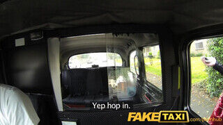 FakeTaxi - Georgie Lyall a taxiban kupakol