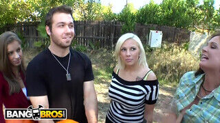 BANGBROS - Három gádzsit kúrnak a srácok