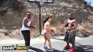 BANGBROS - Lisa Ann és a gigászi farkú kosaras srácok