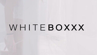 WHITEBOXXX - Világos Szőke zsenge pipi extra masszázst kap