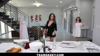 TeamSkeet - MIlf gádzsi és a menye összejönnek