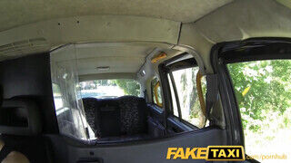 FakeTaxi - Afrikai zsenge baszható a hátsó ülésen