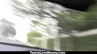 TeensLoveMoney - így mutat a barna bige arcán a sperma