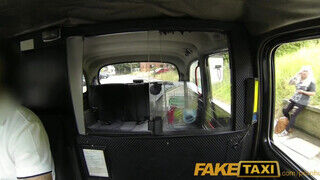 Faketaxi - szőrös pinájú milf szuka reszel egyet