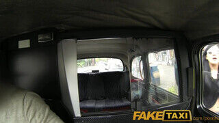 FakeTaxi csoki hajú angol nő óriási kárót szop
